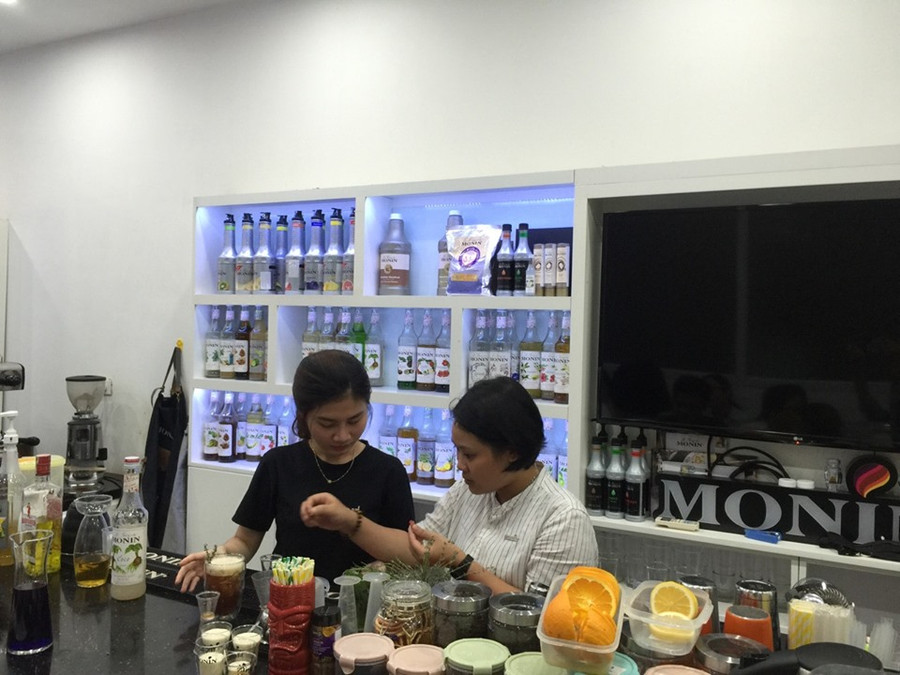 Buổi học pha chế đầy mới mẻ và bổ ích tại showroom Monin từ công ty Vang Tấn Khoa. Buổi học pha chế đầy mới mẻ và bổ ích tại showroom Monin từ công ty Vang Tấn Khoa.