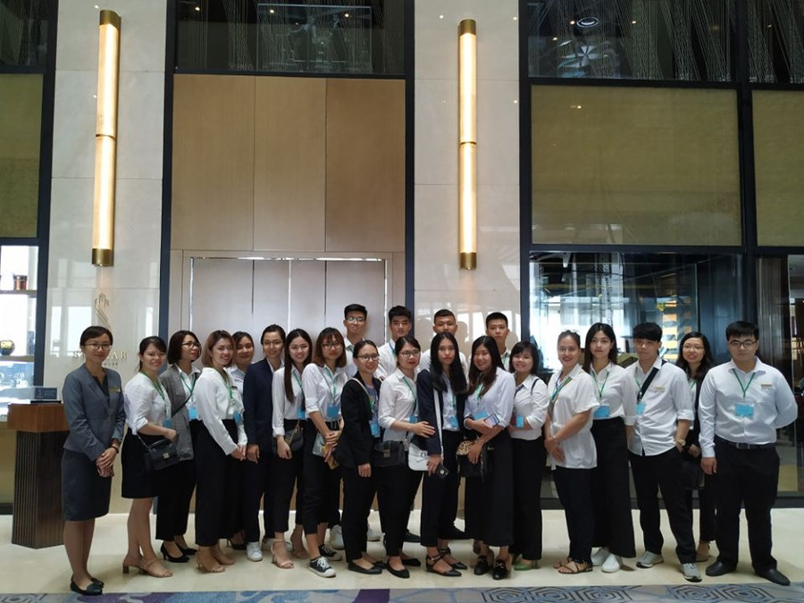 Học kỳ 5 sao tại CHM là một học kỳ chính thức, nhưng thay vì ngồi trong giảng đường truyền thống, sinh viên học tập tại các khách sạn 5 sao như Intercontinental Hanoi Landmark72, Lotte Hotel Hanoi, JW Marriott Hotel Hanoi… Học kỳ 5 sao tại CHM là một học kỳ chính thức, nhưng thay vì ngồi trong giảng đường truyền thống, sinh viên học tập tại các khách sạn 5 sao như Intercontinental Hanoi Landmark72, Lotte Hotel Hanoi, JW Marriott Hotel Hanoi…