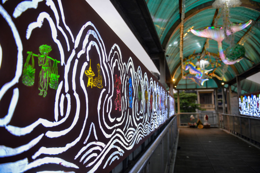 Chủ đề “nước” có 2 tác phẩm vẽ 3D, tương tác với trụ cột cầu thành 1 hình kéo khóa nước chảy tràn và 1 bức tranh 3D những con thuyền giấy phía sau bức tường đê.