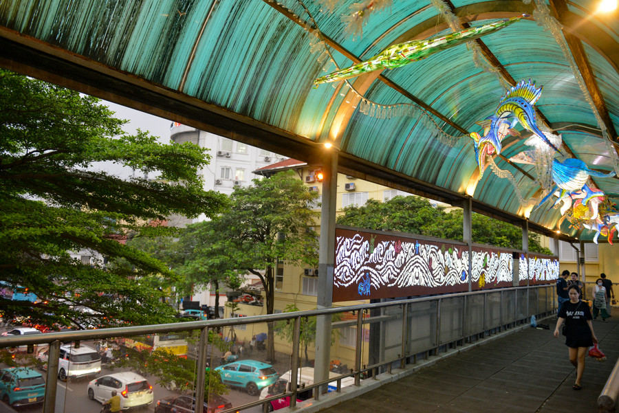 Sau khoảng 10 năm đi vào sử dụng, cây cầu đã “xuống sắc”. Sau khi được sự chấp thuận của UBND quận Hoàn Kiếm, nhóm họa sĩ đã “tân trang” lại ngoại hình của cầu đi bộ.