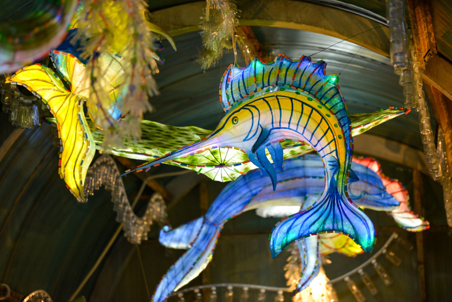 Tác phẩm “Thủy cung” của nhóm nghệ sĩ đã biến cây cầu đi bộ thành tác phẩm sắp đặt ánh sáng, giống như 1 đường &quot;hầm thủy cung&quot; đầy hấp dẫn với đủ loài cá đại dương đang bơi lội phía trên vòm cầu. Các loài cá, mực, sứa… được làm từ vỏ chai nhựa, cốc nhựa, ống hút nhựa, nilon tái chế….