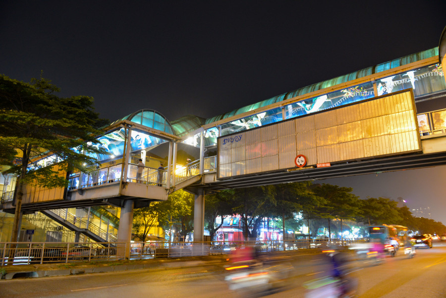 Dự án nghệ thuật công cộng trên cầu đi bộ Trần Nhật Duật, Hoàn Kiếm (Hà Nội) nhằm chào mừng kỷ niệm 49 năm Ngày giải phóng miền Nam, thống nhất đất nước (30/4/1975-30/4/2024) và Ngày Quốc tế Lao động 1/5.