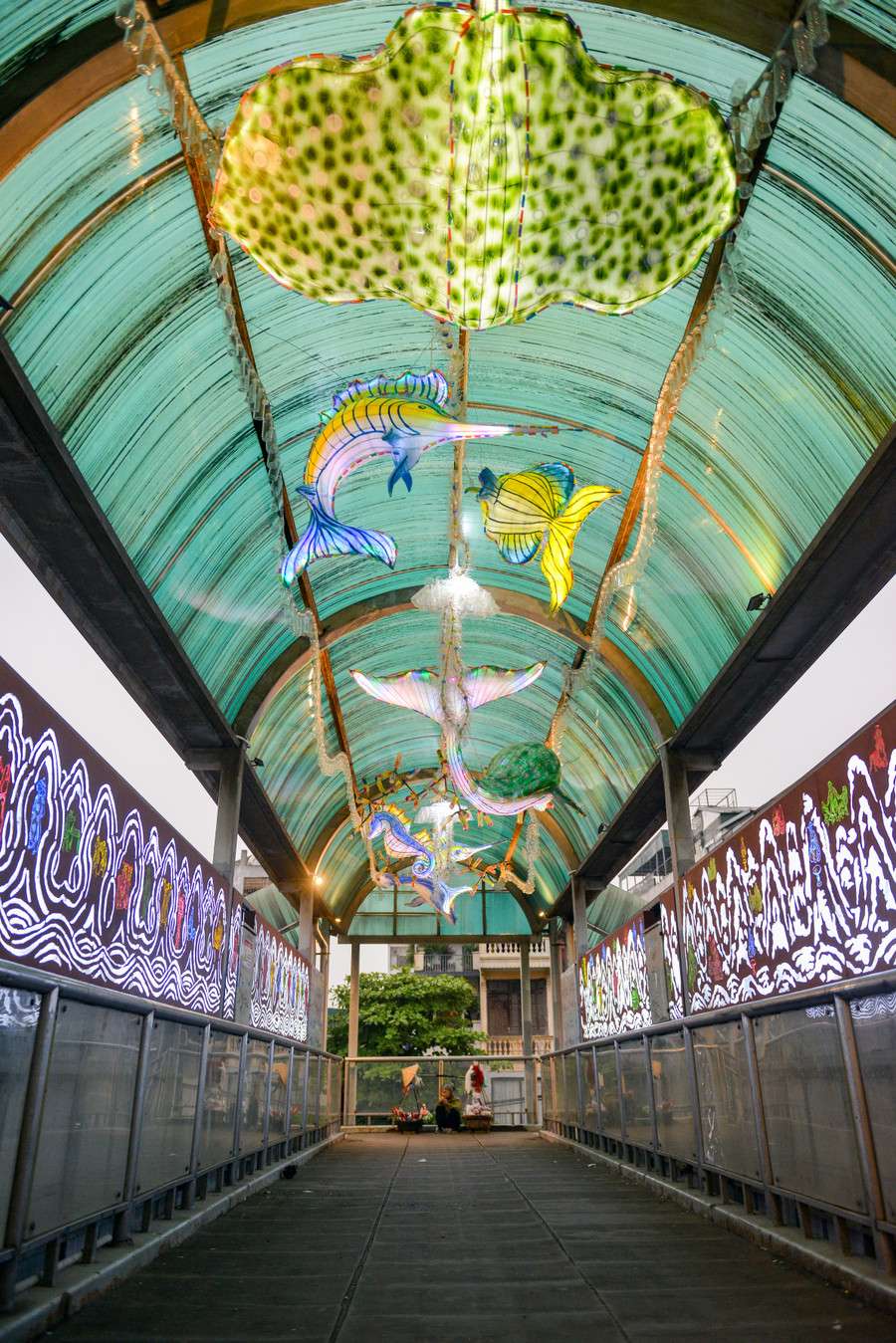 Từ hiện trạng trên, nhóm nghệ sĩ đã có ý tưởng biến cây cầu đi bộ trở nên vui tươi, sinh động, sáng hơn vào buổi tối bởi ánh sáng của các tác phẩm sắp đặt nghệ thuật công cộng, trong đó một phần được sử dụng từ vật liệu tái chế.