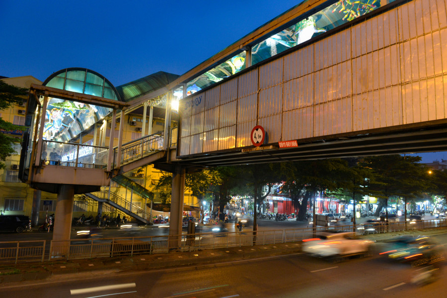 Cây cầu được thiết kế bằng thép và bê tông cốt thép chiều dài 44,6m, gồm 2 nhịp dầm, chiều rộng cầu 3m, tĩnh không tối thiểu 4,75m.