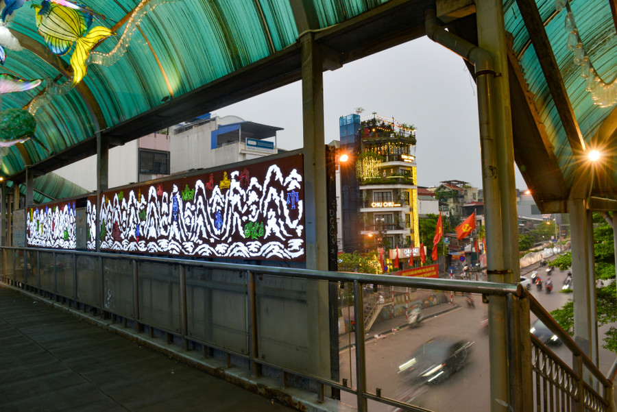 Cầu vượt cho người đi bộ qua đê Hữu Hồng - đường Trần Nhật Duật là kết nối giao thông đi bộ sang đường, tạo điều kiện đi lại thuận lợi, an toàn cho người và phương tiện tham gia giao thông.