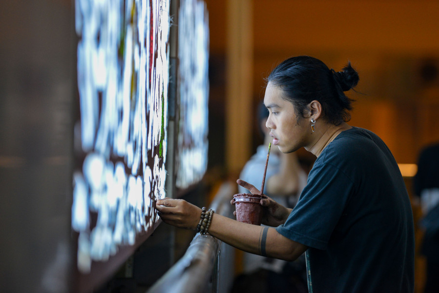 Tác giả sắp đặt các loài cá đại dương được hấp thu ánh sáng bởi hệ thống đèn hắt dọc 2 bên vòm cầu cũng như hệ thống ánh sáng đèn led bên trong.