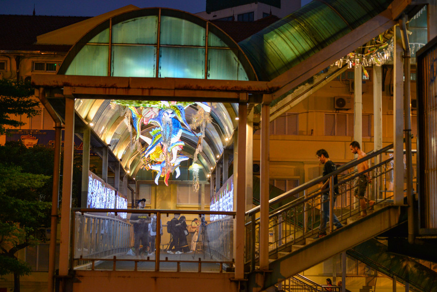 Cầu xây dựng trên 4 mố trụ chính và 1 trụ cầu thang. Cây cầu đi bộ bắc ngang qua phố Trần Nhật Duật được xây dựng và đi vào sử dụng từ năm 2014 tới nay.