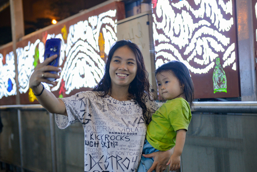 Càng về đêm, cầu đi bộ càng trở nên lung linh, huyền ảo. Nhiều người dân đi qua đây ngỡ ngàng chiêm ngưỡng vẻ đẹp của cầu đi bộ phố Trần Nhật Duật trong &quot;chiếc áo mới&quot;.