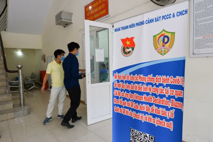 Chiến sỹ tình nguyện thủ đô hỗ trợ người dân giải quyết thủ tục hành chính ảnh 3