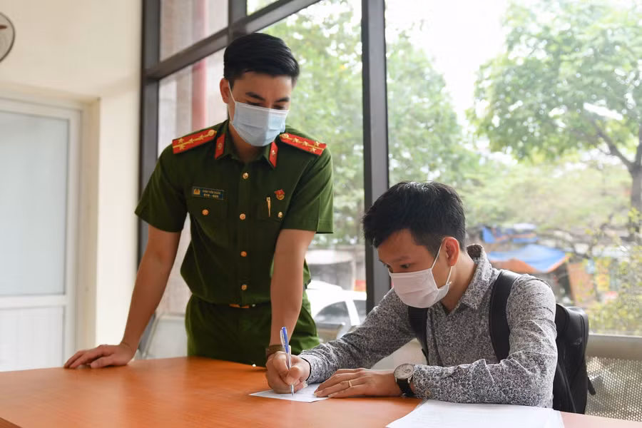 Chiến sỹ tình nguyện thủ đô hỗ trợ người dân giải quyết thủ tục hành chính ảnh 1