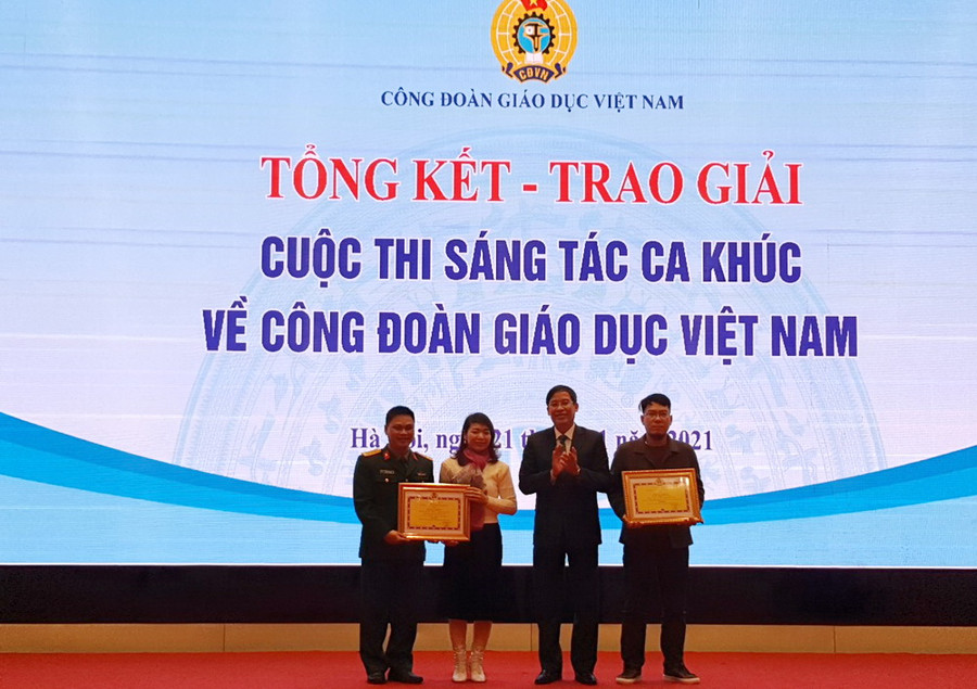 Ông Vũ Minh Đức- Chủ tịch Công đoàn Giáo dục Việt Nam trao Bằng khen cho các tác giải đoạt giải Nhất