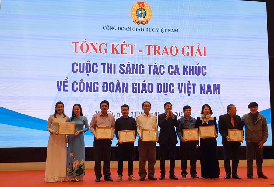 Các tác giả, nhóm tác giải đoạt giải khuyến khích