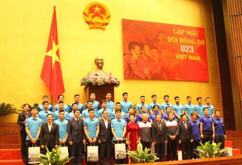 Chủ tịch Quốc hội và các đồng chí lãnh đạo chụp ảnh lưu niệm với đội tuyển U23 Việt Nam Chủ tịch Quốc hội và các đồng chí lãnh đạo chụp ảnh lưu niệm với đội tuyển U23 Việt Nam