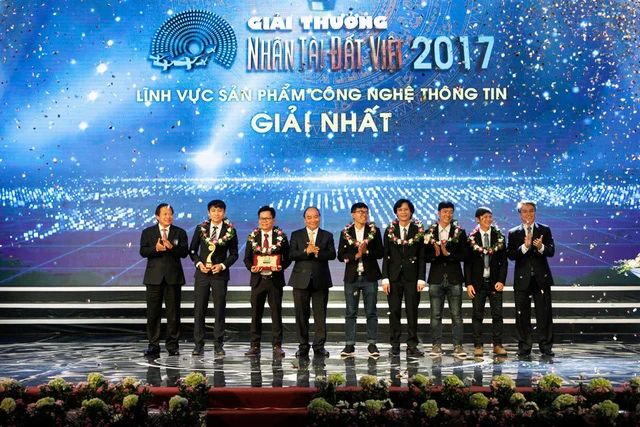 Thủ tướng Nguyễn Xuân Phúc trao giải Nhất lĩnh vực CNTT 