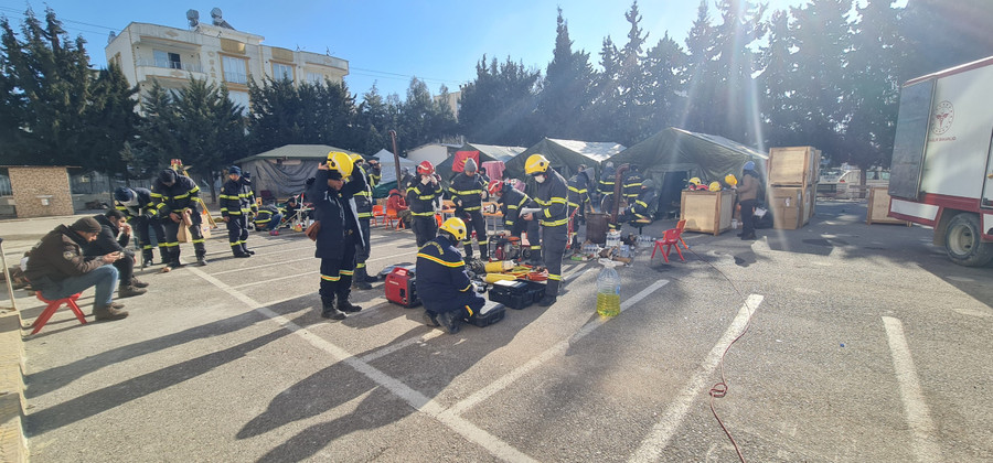 Đoàn CHCN Việt Nam thu trại chuẩn bị đến hiện trường mới của Đội.