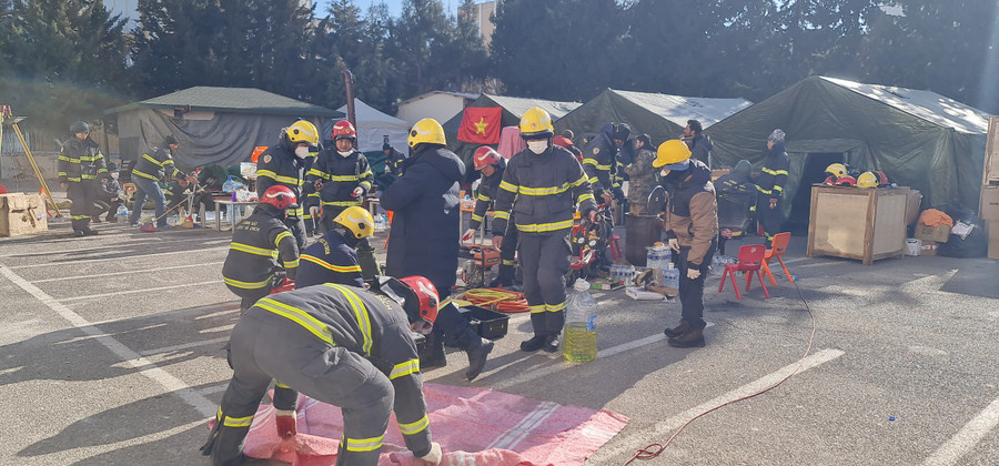 Trước đó, Đoàn cứu nạn, cứu hộ Bộ Công an Việt Nam cũng đã trao tặng 2 tấn đồ hàng hoá cho phía Thổ Nhĩ Kỳ, thông qua cơ quan ứng phó Thảm họa và tình huống khẩn cấp Thổ Nhĩ Kỳ (AFAD).