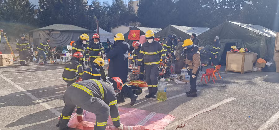 Trước đó, Đoàn cứu nạn, cứu hộ Bộ Công an Việt Nam cũng đã trao tặng 2 tấn đồ hàng hoá cho phía Thổ Nhĩ Kỳ, thông qua cơ quan ứng phó Thảm họa và tình huống khẩn cấp Thổ Nhĩ Kỳ (AFAD).