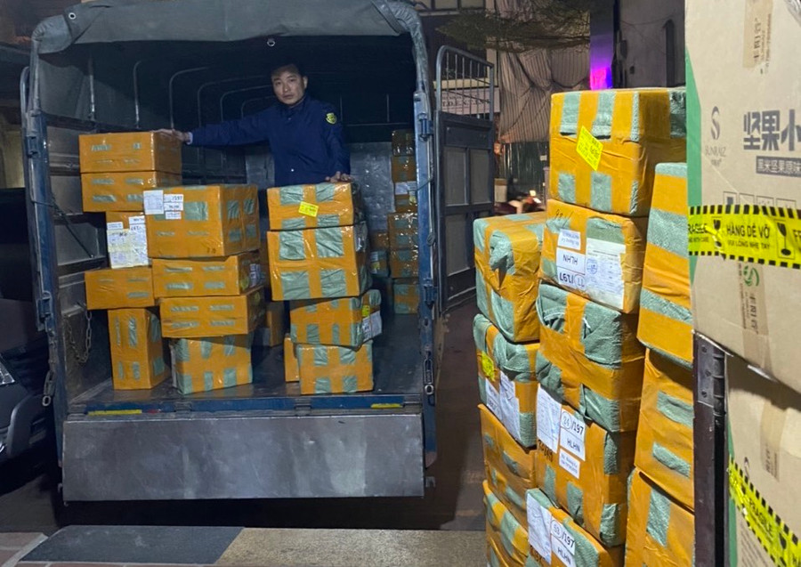 Toàn bộ gần 9.000 sản phẩm là máy hút thuốc lá điện tử và phụ kiện.