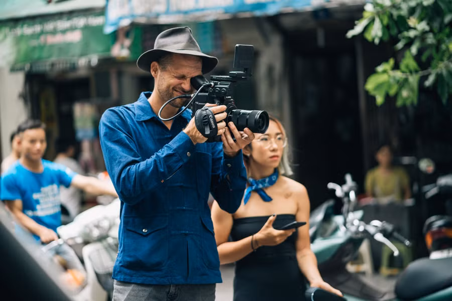 Một khía cạnh mà họ tin rằng, những ai thực sự hiểu thành phố này đều có thể liên tưởng tới; không gian vũ trụ, sự rung cảm mạnh mẽ đối với thành phố chứ không chỉ dừng lại ở những đoá hoa mùa thu, xích lô hay áo dài của Hà Nội.