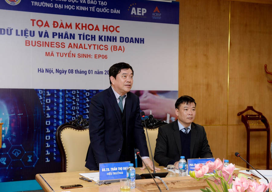 GS.TS Trần Thọ Đạt phát biểu tại Tọa đàm