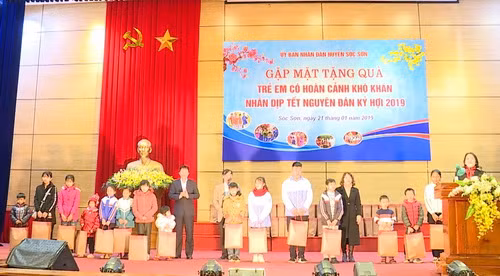 Huyện Sóc Sơn (Hà Nội) tặng quà Tết cho trẻ em có hoàn cảnh khó khăn trên địa bàn