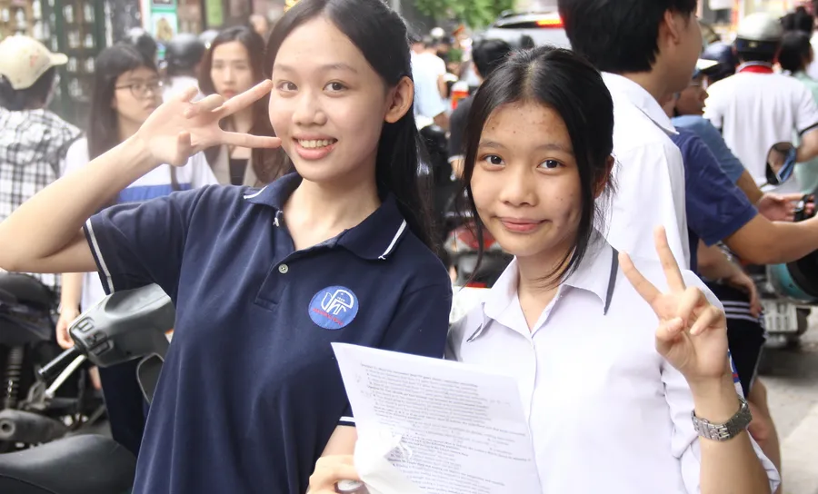 Thí sinh Nguyễn Khánh Hà (bên trái) tự tin với kết quả bài thi của mình.