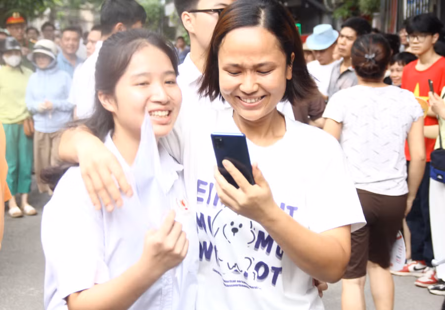 Nhiều thí sinh chia vui với phụ huynh vì làm tốt bài thi.