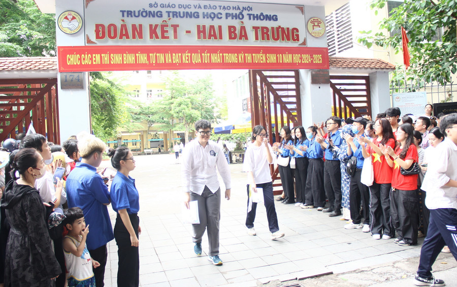 Rời trường thi, thí sinh được nồng nhiệt chào đón.