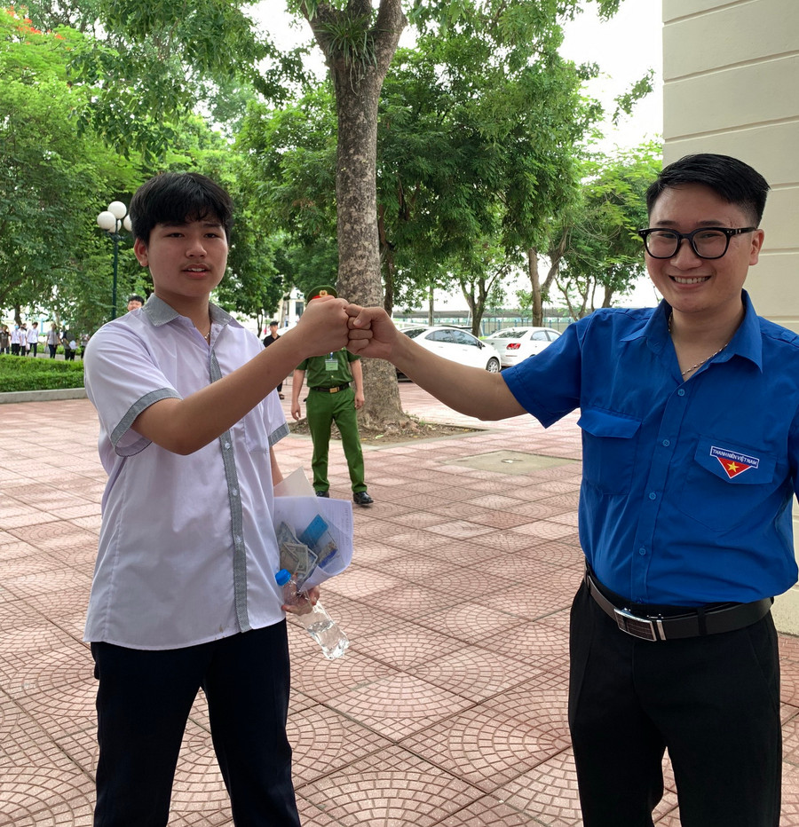 Thí sinh Lê Văn Tú tự tin với bài làm của mình.