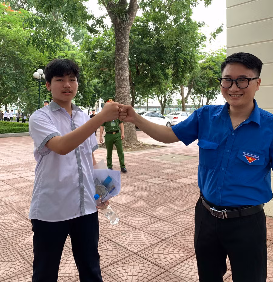 Thí sinh Lê Văn Tú tự tin với bài làm của mình.