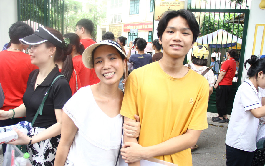 Dù kết quả có thế nào thì phụ huynh luôn sẵn sàng giang rộng vòng tay để ôm con vào lòng.