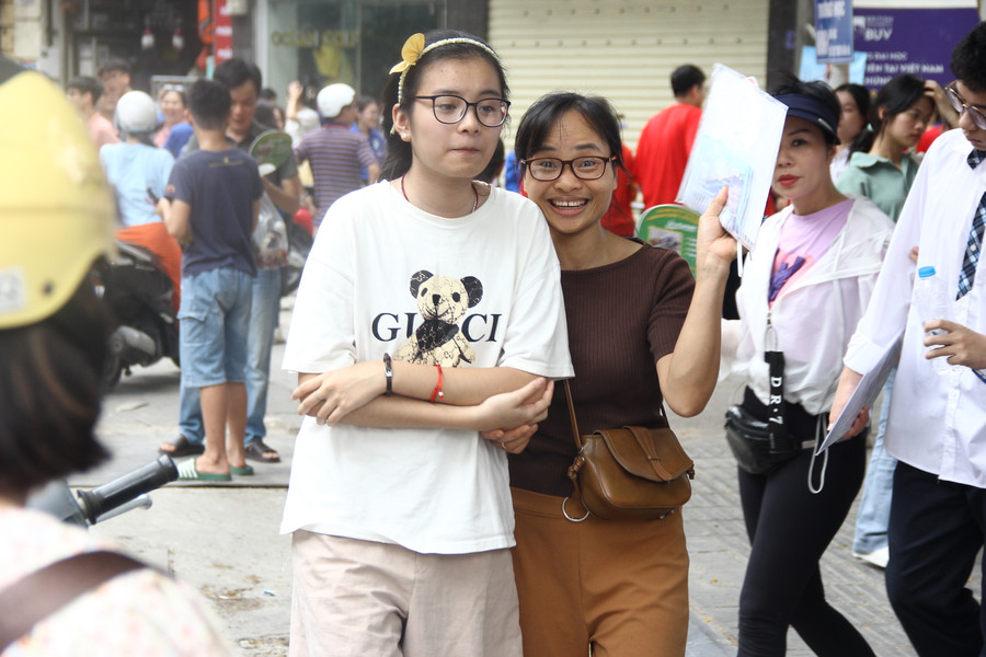 Phụ huynh này cho biết, dù chưa biết kết quả thế nào nhưng mỗi khi con hoàn thành xong bài thi là tôi thấy vui.