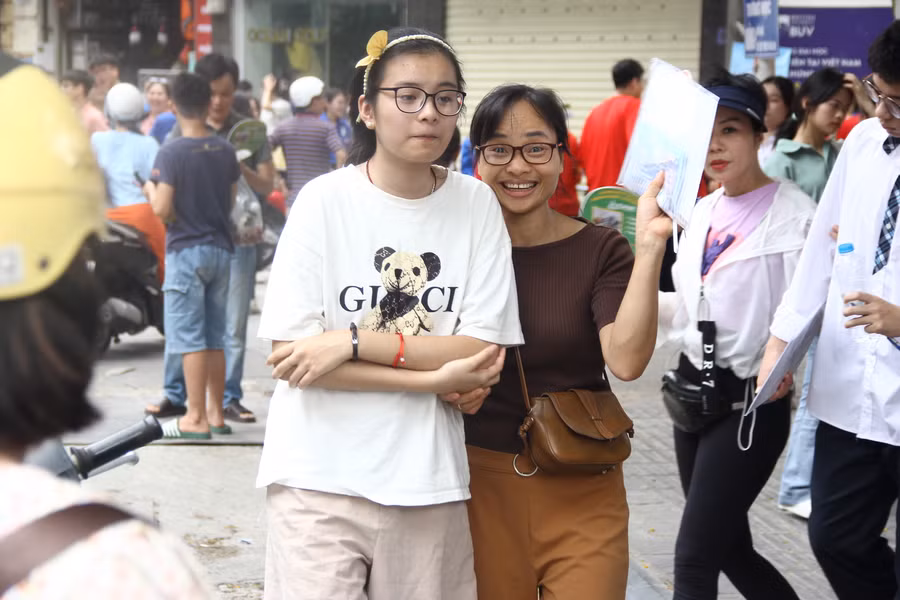 Phụ huynh này cho biết, dù chưa biết kết quả thế nào nhưng mỗi khi con hoàn thành xong bài thi là tôi thấy vui.