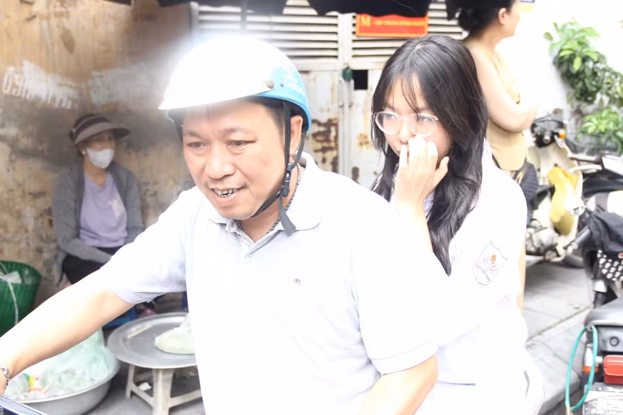 Và sẵn sàng làm xe ôm đưa đón con đến trường thi đúng giờ, an toàn.