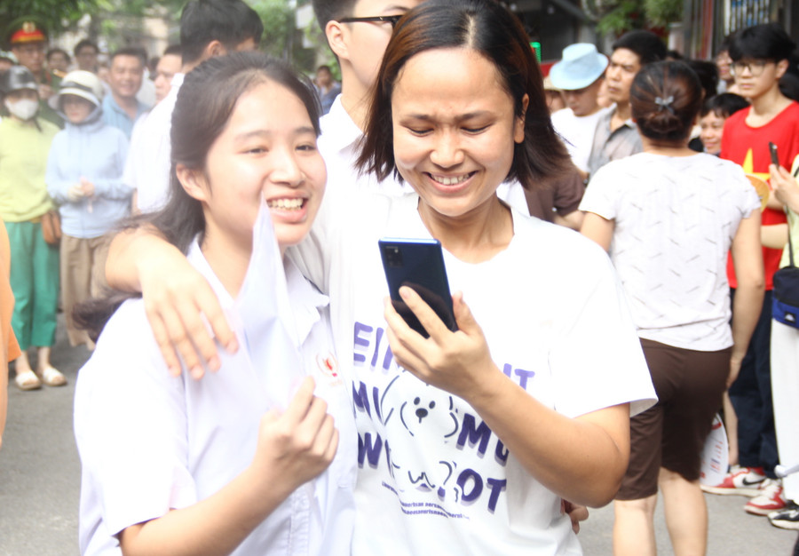 Chia vui cùng con khi làm được bài.