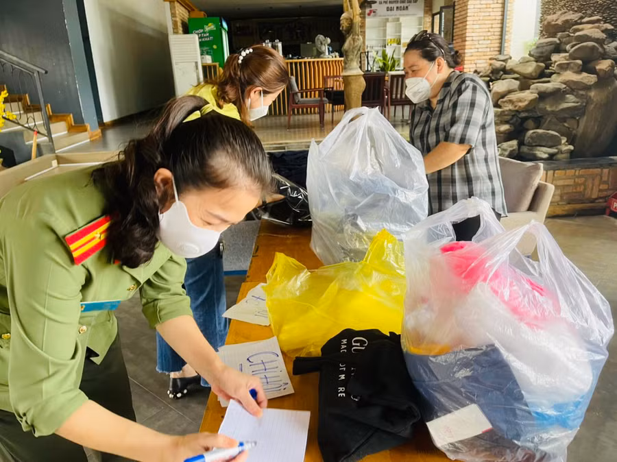 Phụ huynh trường THCS Phan Chu Trinh - TP Buôn Ma Thuột quyên góp sách, vở