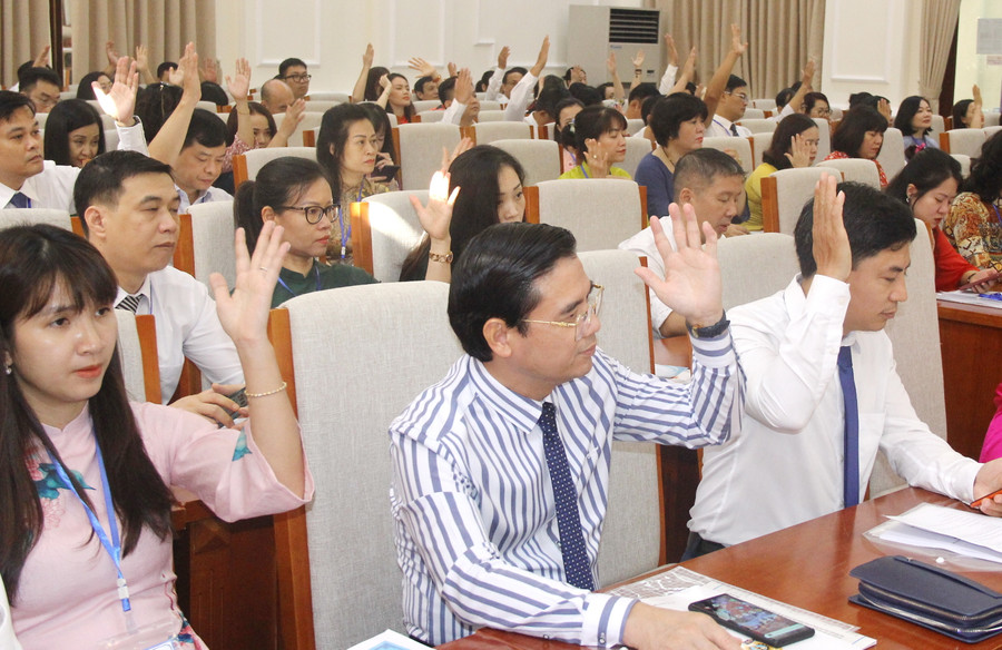 Các đại biểu biểu quyết thông qua một số nội dung của Đại hội. Các đại biểu biểu quyết thông qua một số nội dung của Đại hội.