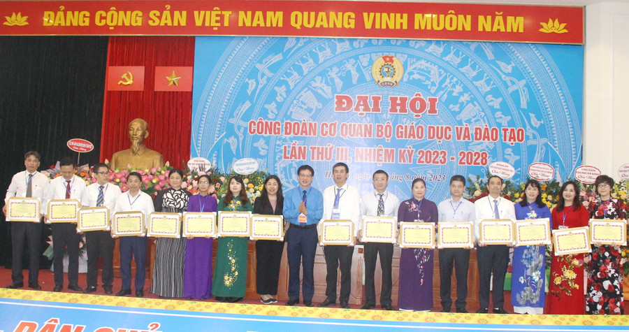 Nhân dịp này, nhiều tập thể, cá nhân được vinh danh khen thưởng. Nhân dịp này, nhiều tập thể, cá nhân được vinh danh khen thưởng.
