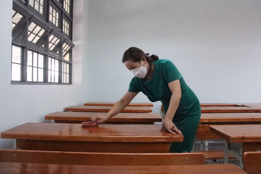 Các trường học dọn dẹp, chuẩn bị cho năm học mới.