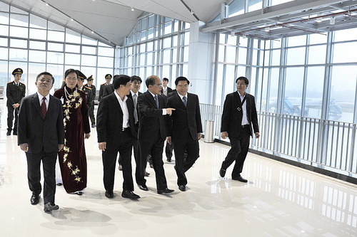 Đ/c Nguyễn Sinh Hùng- Chủ tịch Quốc hội tham quan Nhà ga - Cảng Hàng không Vinh