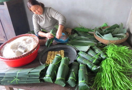 Tết về nhớ bánh tét làng Chuồn