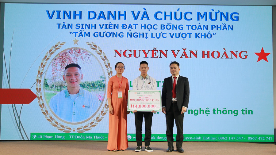 Trao học bổng toàn phần cho sinh viên vượt khó - Ảnh: Thành Tâm.