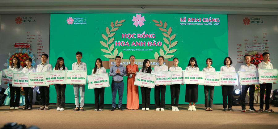 Vinh danh thủ khoa ngành - Ảnh: Thành Tâm.