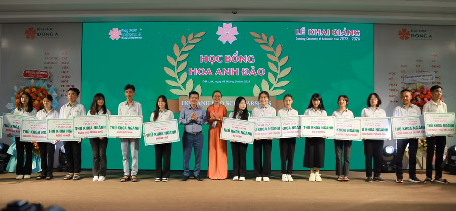 Vinh danh thủ khoa ngành - Ảnh: Thành Tâm.