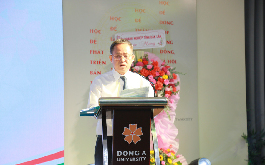 TS. Đỗ Tường Hiệp - Phó Giám đốc Sở GD&amp;ĐT Đắk Lắk phát biểu tại lễ khai giảng năm học 2023-2024 tại phân hiệu Đắk Lắk của Đại học Đông Á - Ảnh: Thành Tâm.