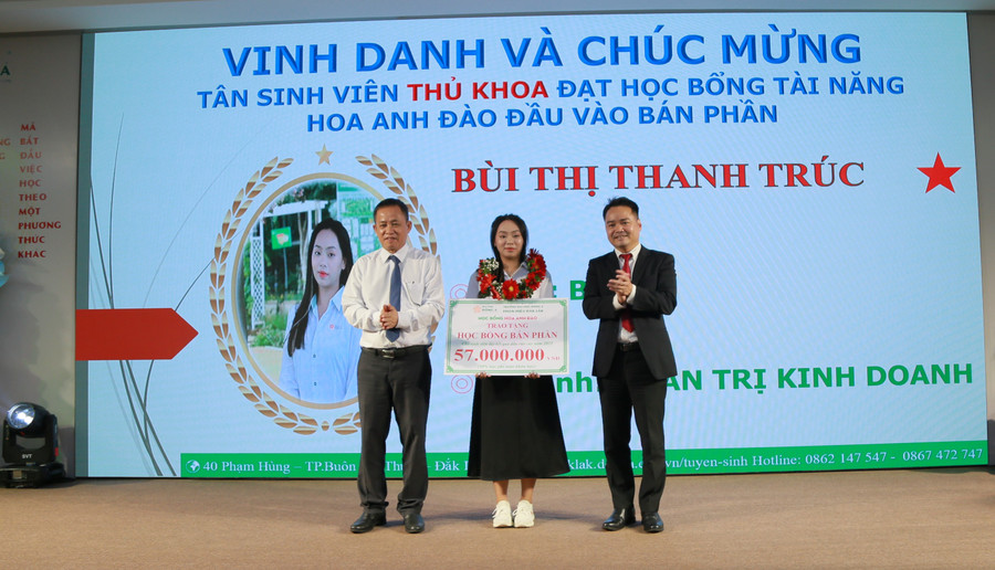 TS. Ngô Quang Vinh và TS. Đỗ Tường Hiệp trao học bổng tài năng cho thủ khoa - Ảnh: Thành Tâm.