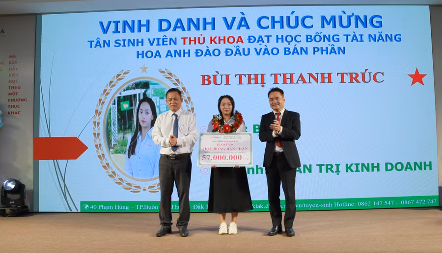 TS. Ngô Quang Vinh và TS. Đỗ Tường Hiệp trao học bổng tài năng cho thủ khoa - Ảnh: Thành Tâm.