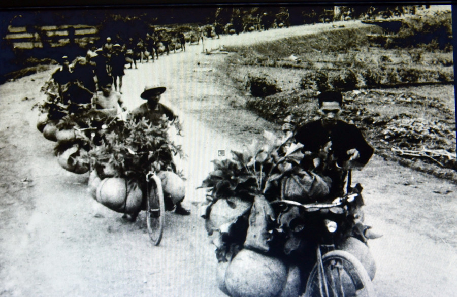 "Binh chủng xe đạp thồ” trong chiến dịch Điện Biên Phủ. Ảnh minh họa/internet. "Binh chủng xe đạp thồ” trong chiến dịch Điện Biên Phủ. Ảnh minh họa/internet.