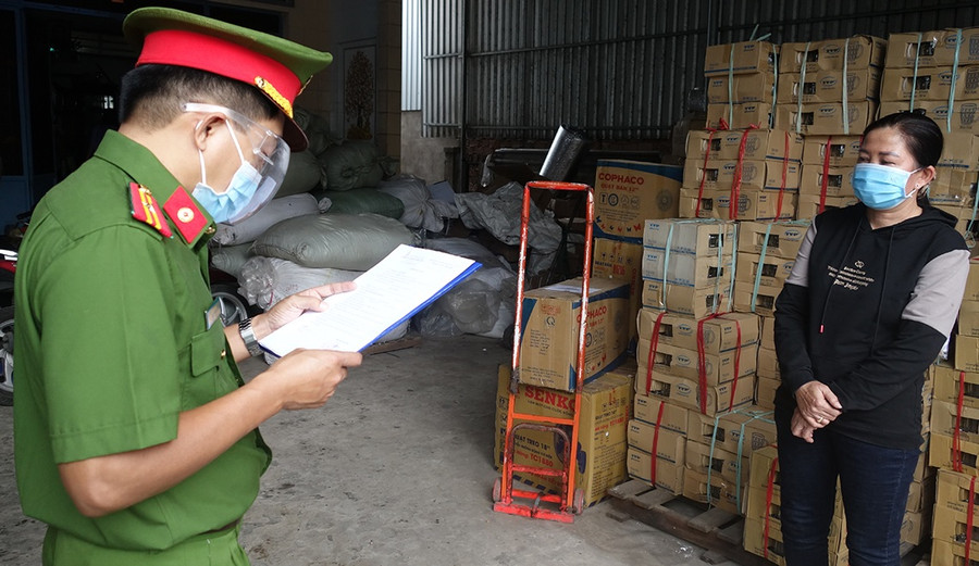 Cơ quan chức năng đọc lệnh khám xét nơi ở của Nguyễn Thị Khanh Em. Ảnh: Công an An Giang.