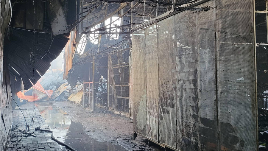 Được biết, vụ hỏa hoạn xảy ra vào khoảng 0h40’ rạng sáng ngày 13/7. Ngay sau khi nhận được thông tin về vụ hỏa hoạn, Công an tỉnh Bắc Ninh đã huy động hàng chục xe chuyên dụng cùng lực lượng cán bộ, chiến sỹ đến hiện trường vụ hỏa hoạn để xử lý. Lực lượng dân phòng cũng được huy động để cứu hỏa, chống đám cháy lây lan.